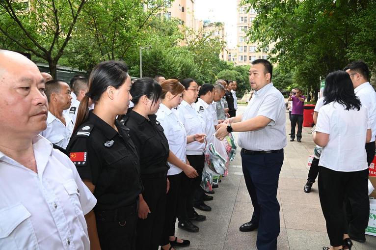 仟坤集團為仟坤物業(yè)一線服務(wù)員工送去”清涼“